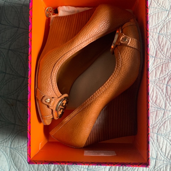 Tory Burch Royal Tan Wedges Peep Toe Size 6 - Picture 3 of 8